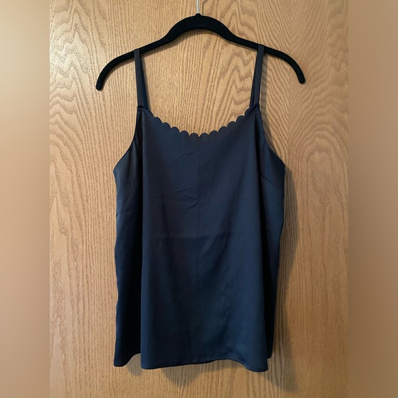 Black Loft Scallop Neck Cami - Picture 3 of 6
